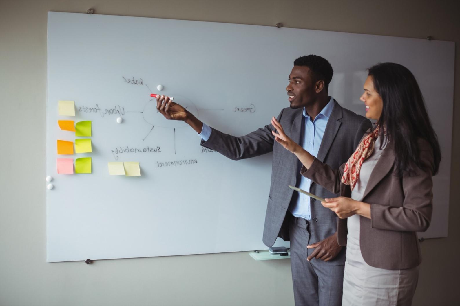 Espacio de trabajo organizado con planificación financiera