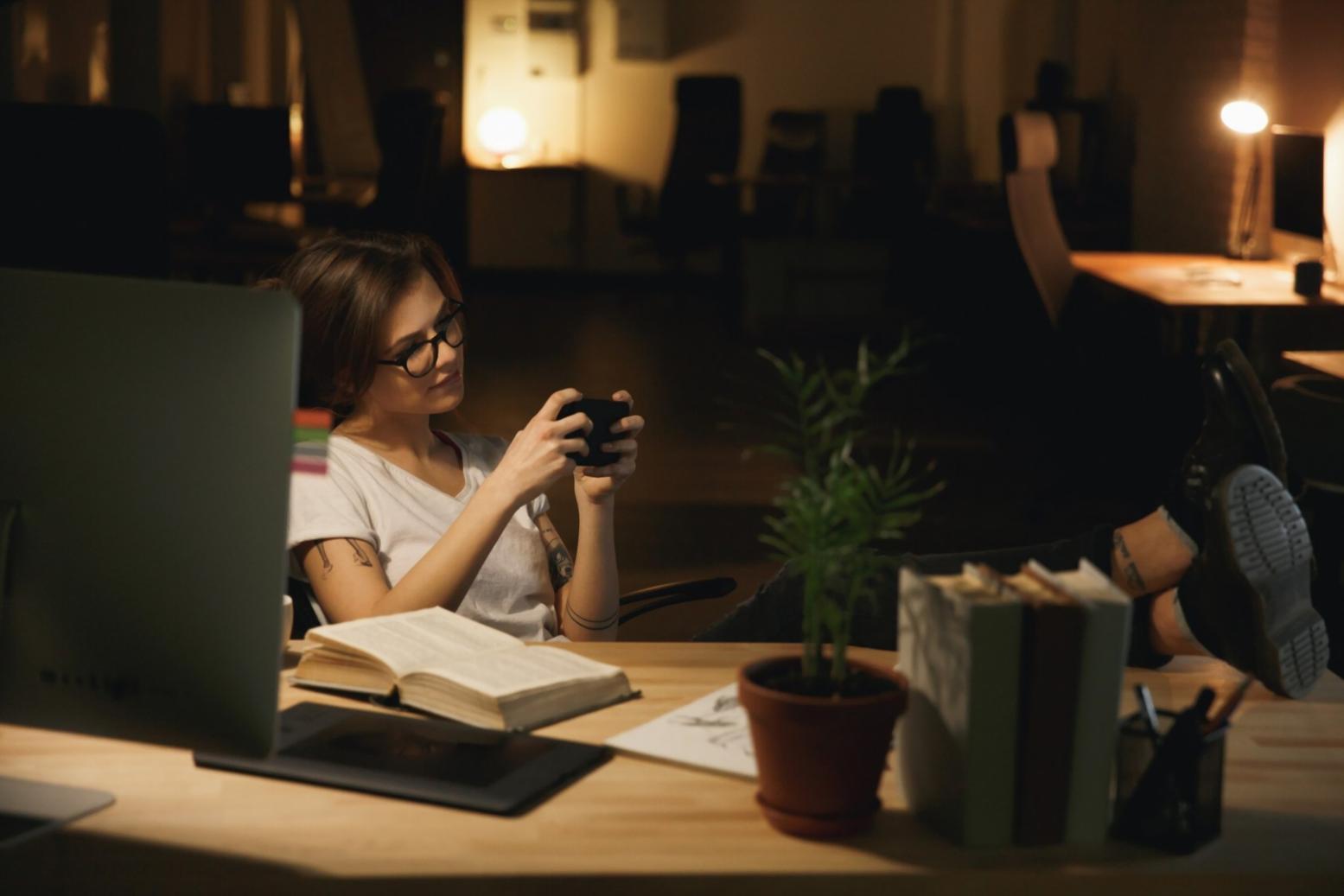 Estudiante revisando documentos financieros en sesión de formación